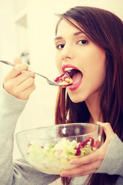 Žena jíst salat — Stock fotografie