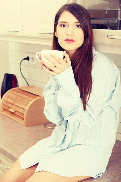 Μια νεαρή γυναίκα έχοντας πρωινό καφέ — Φωτογραφία Αρχείου