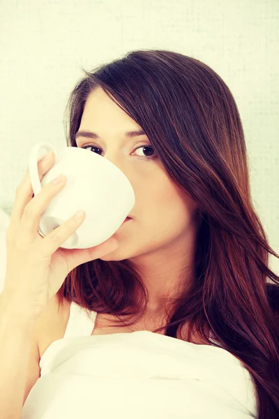 Niedliche Frau trinkt einen Kaffee — Stockfoto