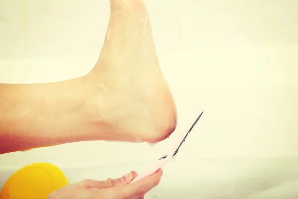 Mujer en baño frotando el talón del pie — Foto de Stock