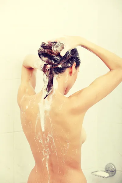 Unga vackra kvinnan ta dusch — Stockfoto
