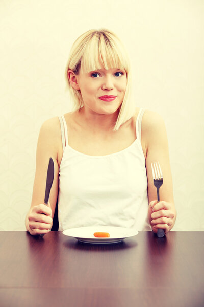 Красивая женщина и морковь
 .