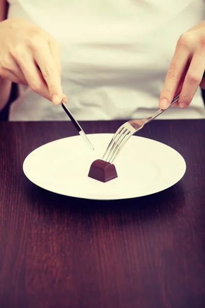 Kvinnans äta chocolade nougat. — Stockfoto