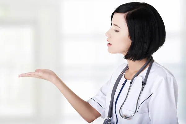 Medical doctor woman presenting and showing copy space — Stock Photo, Image