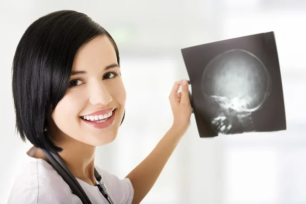 Médica ou enfermeira olhando para a foto radiografia — Fotografia de Stock