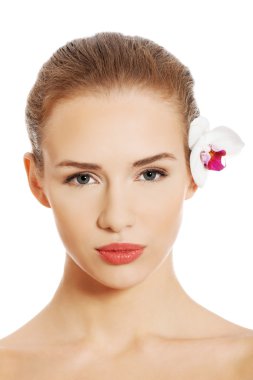 Orkide çiçekli kadın.