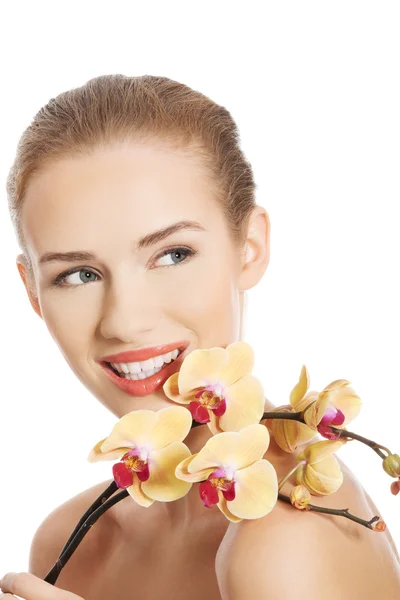 Mujer con flor de orquídea . — Foto de Stock