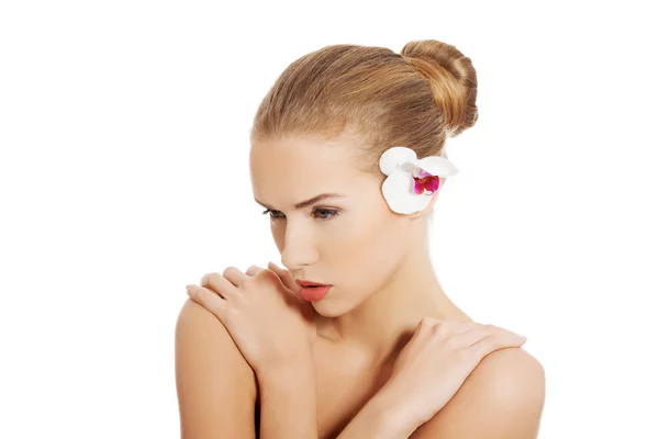 Mujer con flor de orquídea . — Foto de Stock