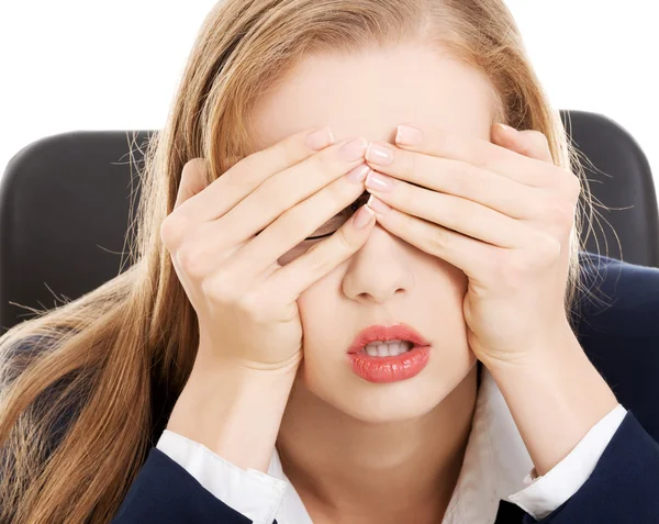 Bang, verdrietig zakenvrouw zitten door de tabel. — Stockfoto