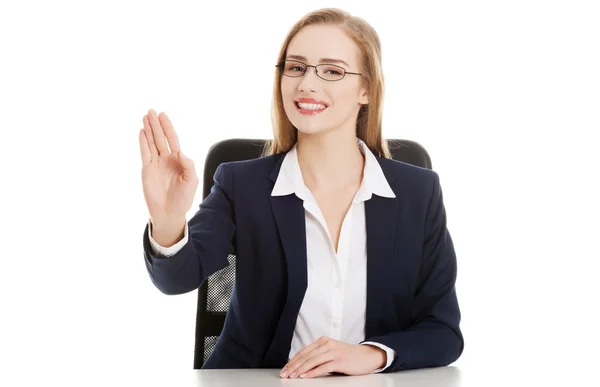 Mulher está sentado e mostrando parar gesto . — Fotografia de Stock