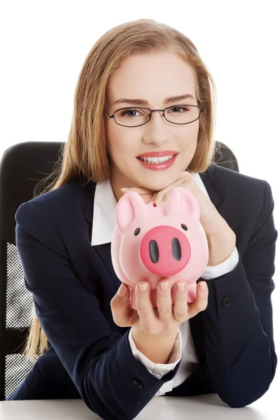 Mulher de negócios com banco porquinho . — Fotografia de Stock
