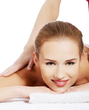 yalan ve dinlendirici spa salonunda kadın