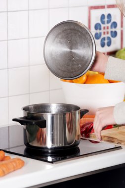 Mutfakta ayakta ve yemek güzel bir beyaz kadın.