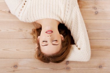 Yerde yatan kadın..