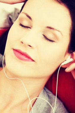 Kulaklıklı genç kadın.