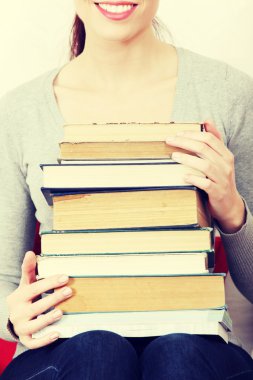 pek çok kitap tutan kadın