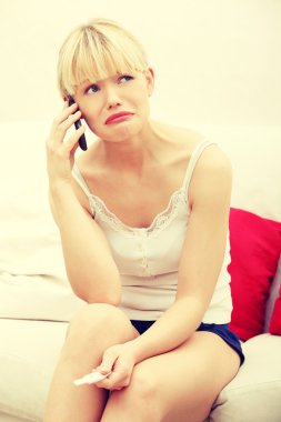 Hamilelik testi olan kadın.