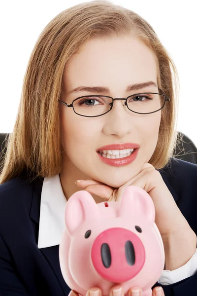 Geschäftsfrau mit Sparschwein. — Stockfoto