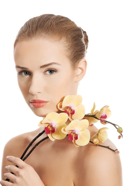 Kvinna med orkidé blomma. — Stockfoto