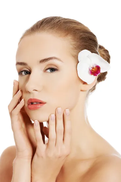 Mujer con flor de orquídea . —  Fotos de Stock