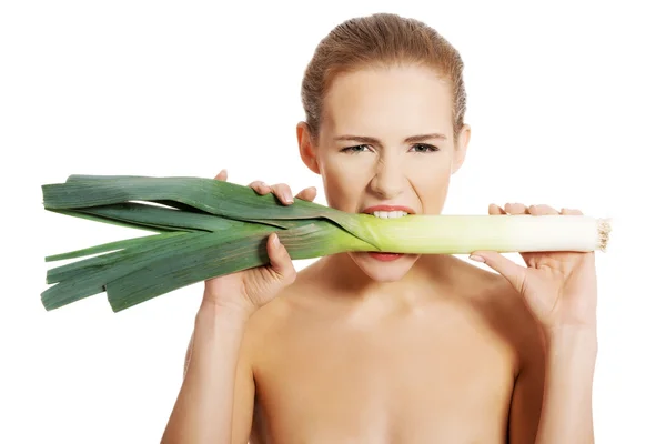 Donna con porro verde fresco — Foto Stock