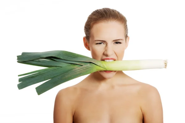 新鲜的绿色韭菜的女人 — 图库照片