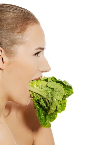 Donna con lattuga verde fresca — Foto Stock