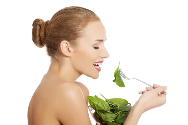 Mujer comiendo lechuga — Foto de Stock