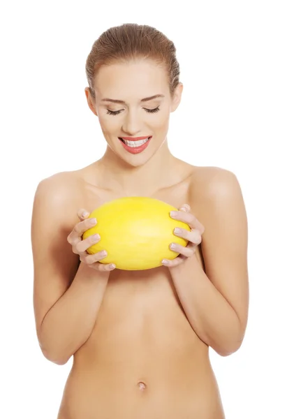 Mujer sosteniendo melón . — Foto de Stock