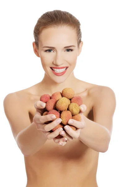 Woman holding fist of lychee. — Stock Photo, Image