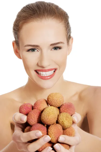 Woman holding fist of lychee. — Stock Photo, Image