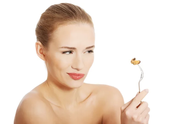 Mujer comiendo fruta del mar con tenedor . — Foto de Stock