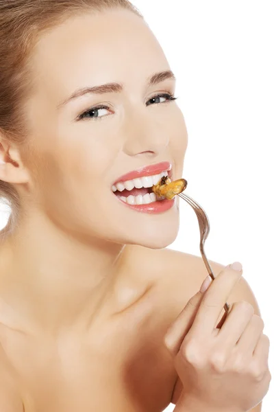 Woman eating sea fruit with fork. — Stock Photo, Image