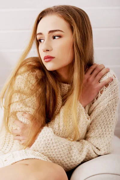 Triste, preocupado bela mulher caucasiana sentado em suéter . — Fotografia de Stock