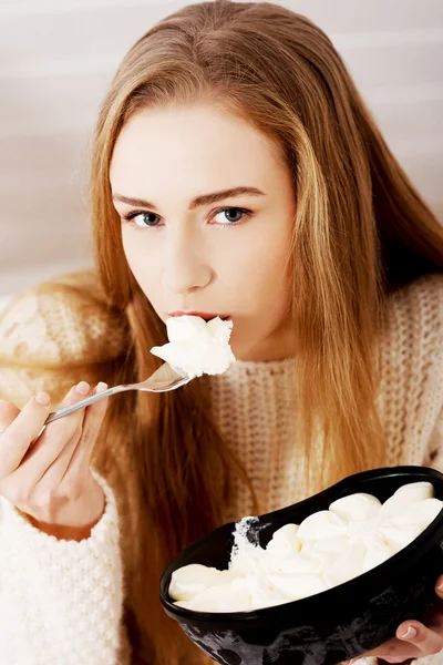 悲しい、落ち込んでいる女性のアイスクリームを食べる. — ストック写真