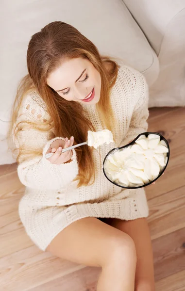 Mulher caucasiana feliz está comendo sorvete . — Fotografia de Stock