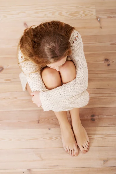 Vrouw die op de vloer zit. — Stockfoto