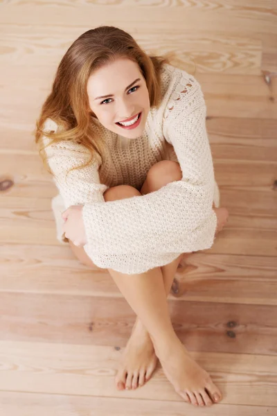 Woman sitting on the floor. — Stock Photo, Image