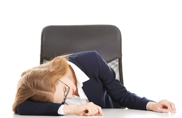 Zakenvrouw slapen door de tabel. — Stockfoto