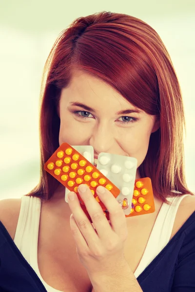 Mujer con pastillas —  Fotos de Stock