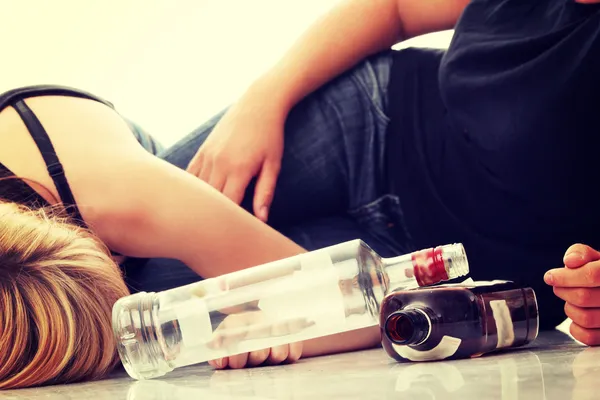 10 代の若者のアルコール依存症 — ストック写真
