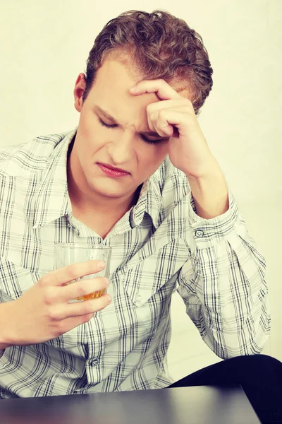 Szomorú ember ül az alkohol ital — Stock Fotó