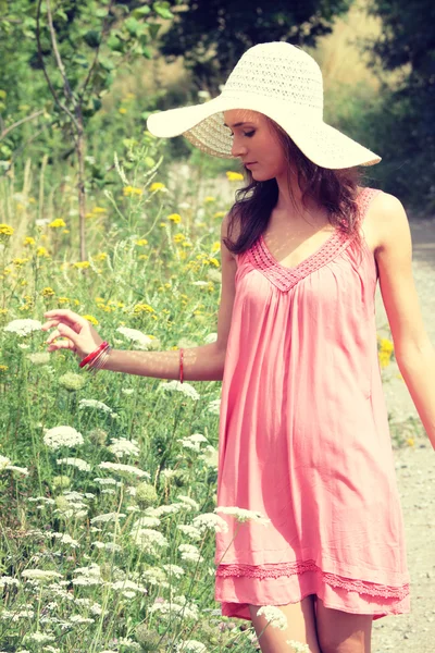 A beautiful girl in the country — Stock Photo, Image