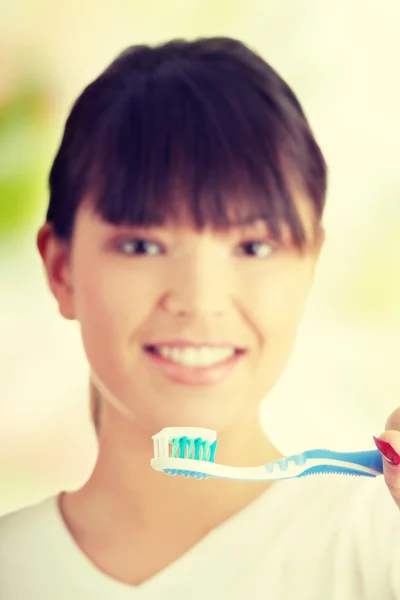 Mujer cepillarse los dientes — Foto de Stock