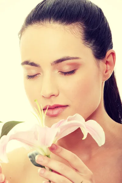 Frau mit Lilienblüte — Stockfoto