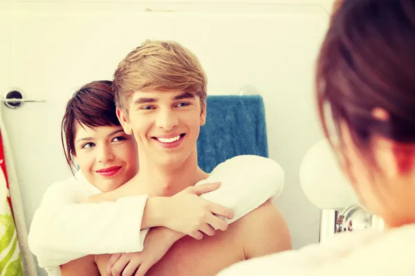 Pareja joven en el baño . —  Fotos de Stock