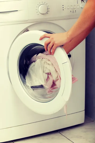 Woman doing laundry — Stock Photo, Image