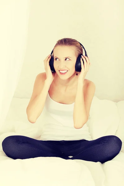 Hermosa mujer escuchando música —  Fotos de Stock