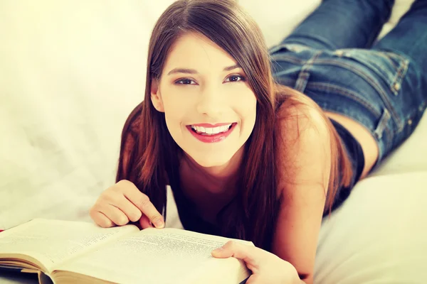 Mulher bonita lendo um livro — Fotografia de Stock