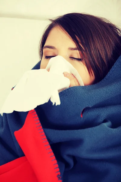 Jovem em casa com gripe . — Fotografia de Stock